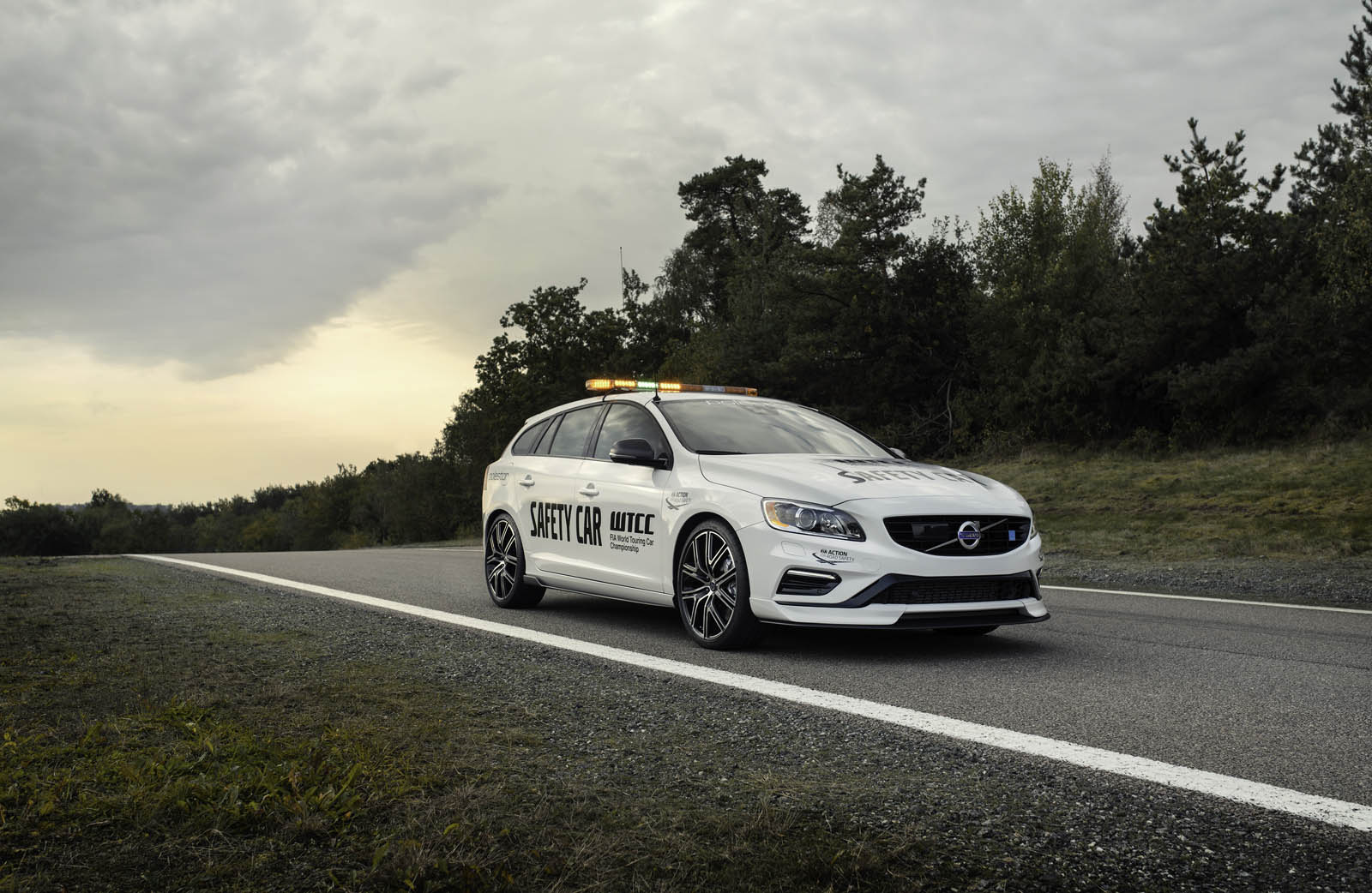 2018-volvo-v60-polestar-wtcc-safety-car-09.jpg