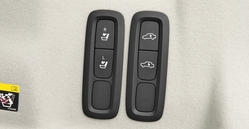 Во всех трех автомобилях при наличии пневмоподвески в багажнике есть кнопки управления ею, а спинки заднего дивана складываются сами под действием пружин. В Мерседесе и Volvo привод замков электрический, а в Audi — механический