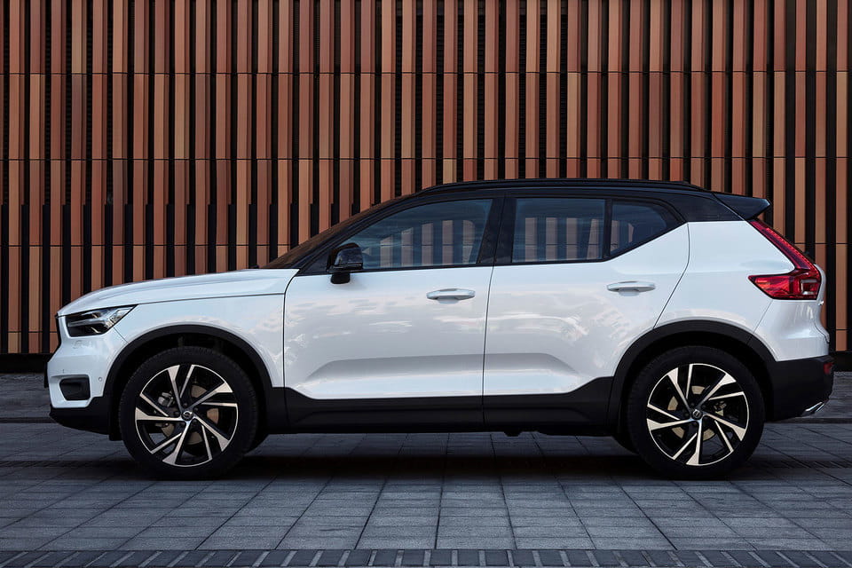 Кузов кроссовера Volvo XC40 подразумевает двухцветную окраску, которая делает его еще больше похожим на стильный башмачок