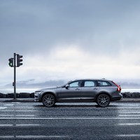 198320_New_Volvo_V90_Cross_Country_Driving.jpg