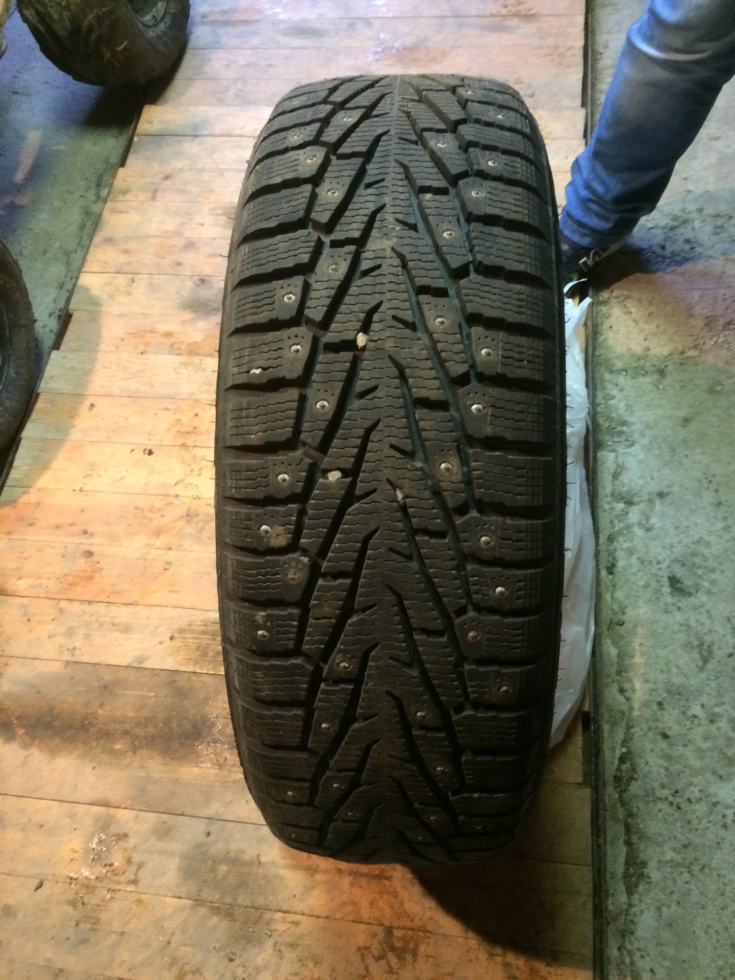 Продам шины Nokian hakkapeliitta 7 235/65 R17 108T ( Зима,шип ) - Продам  запчасти, аксессуары - Клуб Volvo XC60