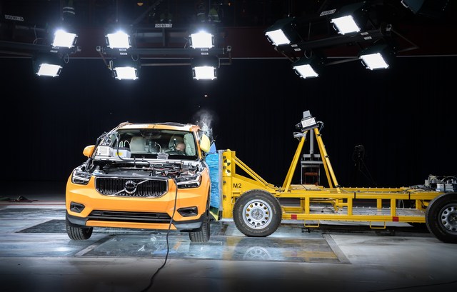 213029_New_Volvo_XC40_Crash_Test_side_impact_from_front.jpg