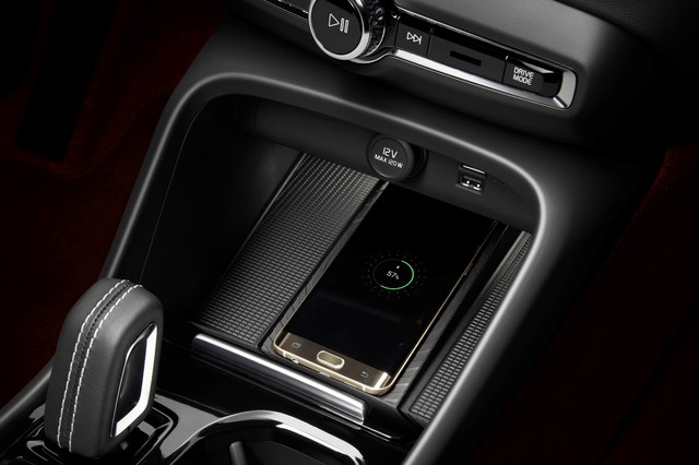 213037_New_Volvo_XC40_Wireless_phone_charging.jpg