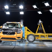 213029_New_Volvo_XC40_Crash_Test_side_impact_from_front.jpg