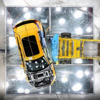 213031_New_Volvo_XC40_Crash_Test_side_impact_from_above.jpg