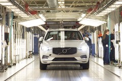 207631_The_first_new_XC60_rolls_off_the_production_line_in_Torslanda_Sweden.jpg